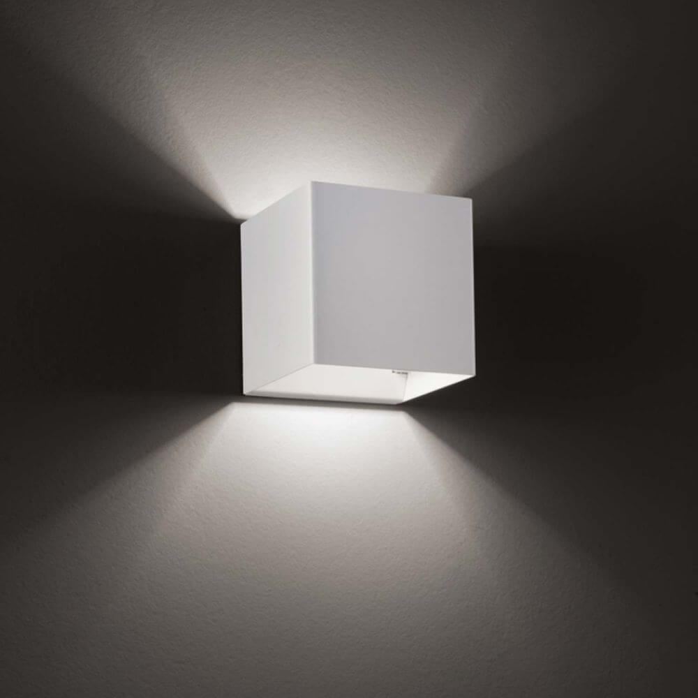 Lodes Laser 10x10 LED Wandleuchte in Weiß, erzeugt bidirektionales Lichtspiel an der Wand.