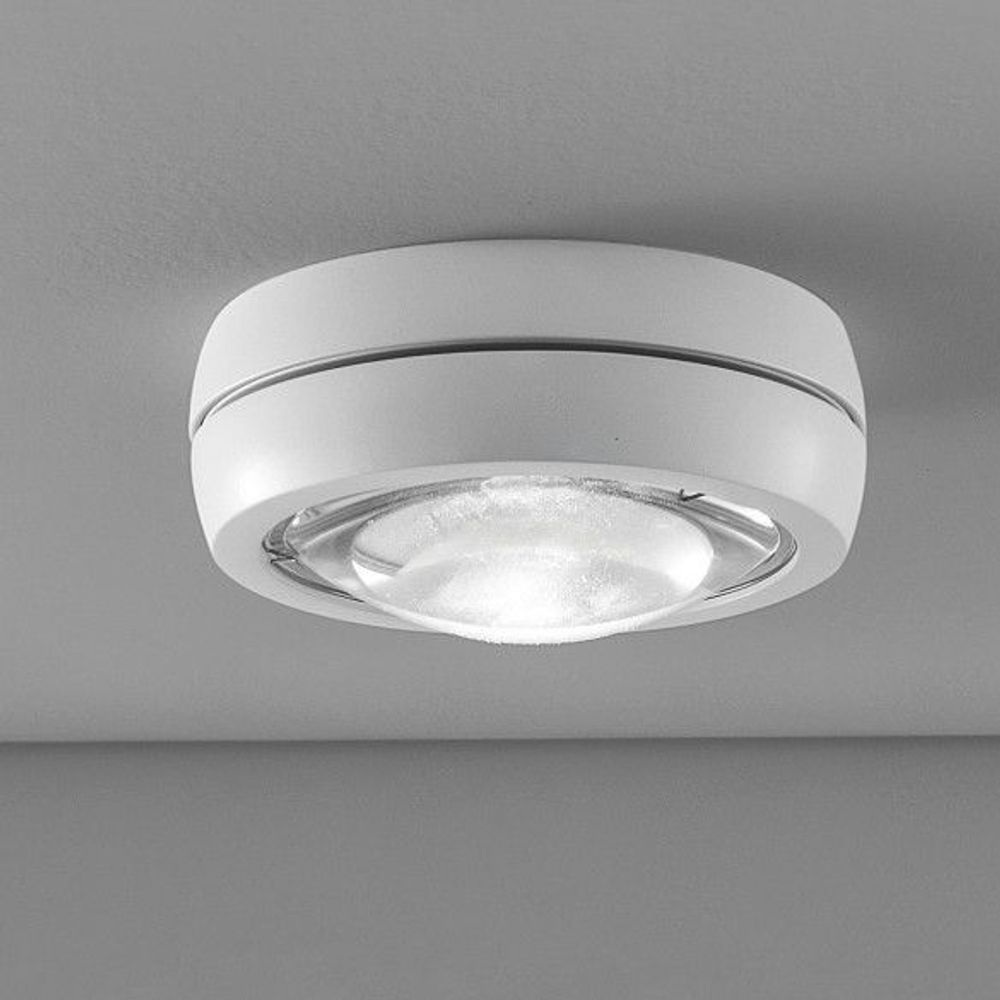 Lodes Nautilus LED Deckenlampe in elegantem Design mit konvexer Linse für fokussiertes Licht.