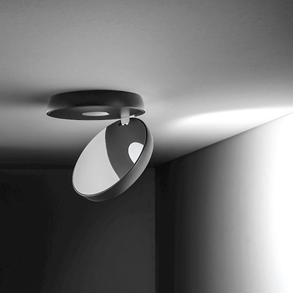 Lodes Nautilus LED Deckenlampe in modernem Design, drehbar für gezielte Lichtausrichtung.