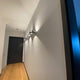Moderne Wandbeleuchtung mit Lodes Nautilus LED Wandlampe 2300 Lumen im Flur.