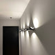 Lodes Nautilus LED Wandlampe 2300 Lumen mit effizienter Lichtverteilung an Wand montiert.