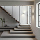 Moderne Treppe mit Lodes Nautilus LED Wandlampe 2300 Lumen, Oberflächenbeleuchtung und minimalistischen Design.