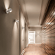 Moderne Lodes Nautilus Mini LED Wandleuchte in eleganter Foyergestaltung, strahlendes Licht an der Wand.
