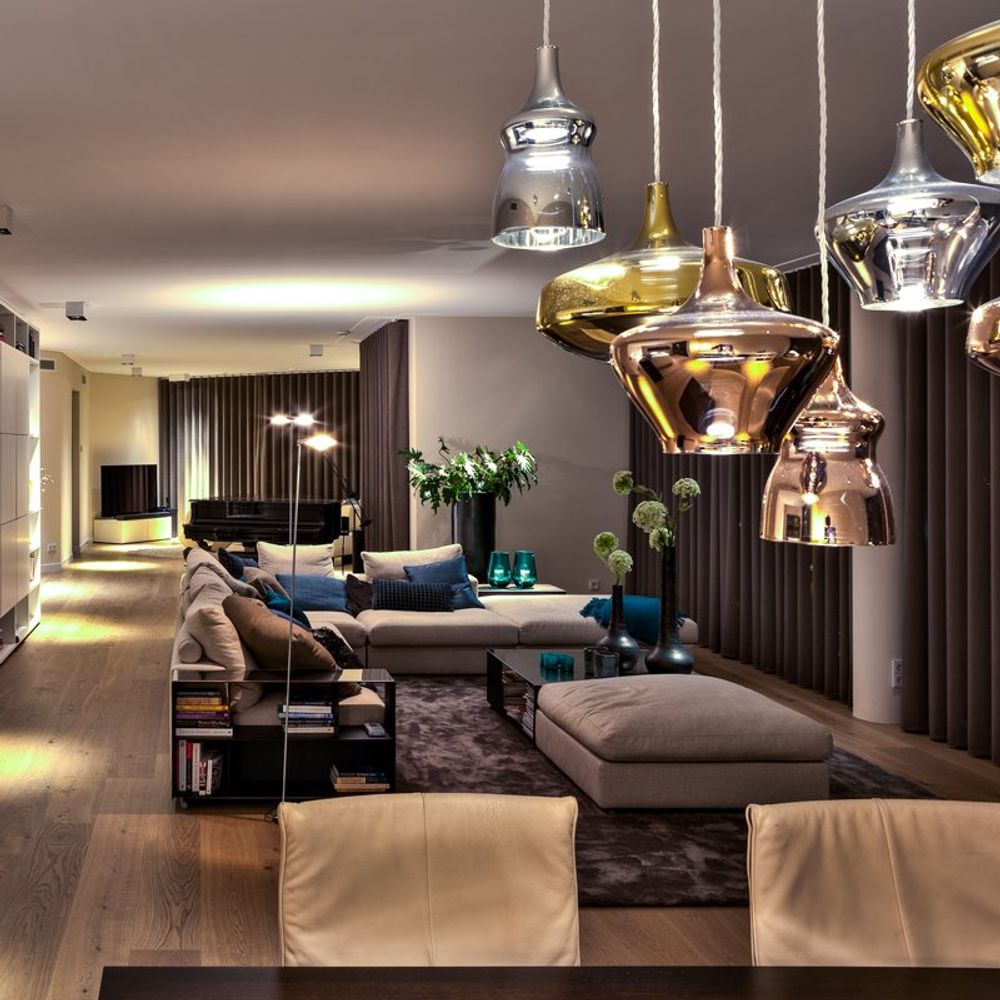 Eleganter Wohnraum mit Lodes Nostalgia Pendelleuchte in Retro-Stil, mundgeblasenem Glas und moderner LED-Technologie.