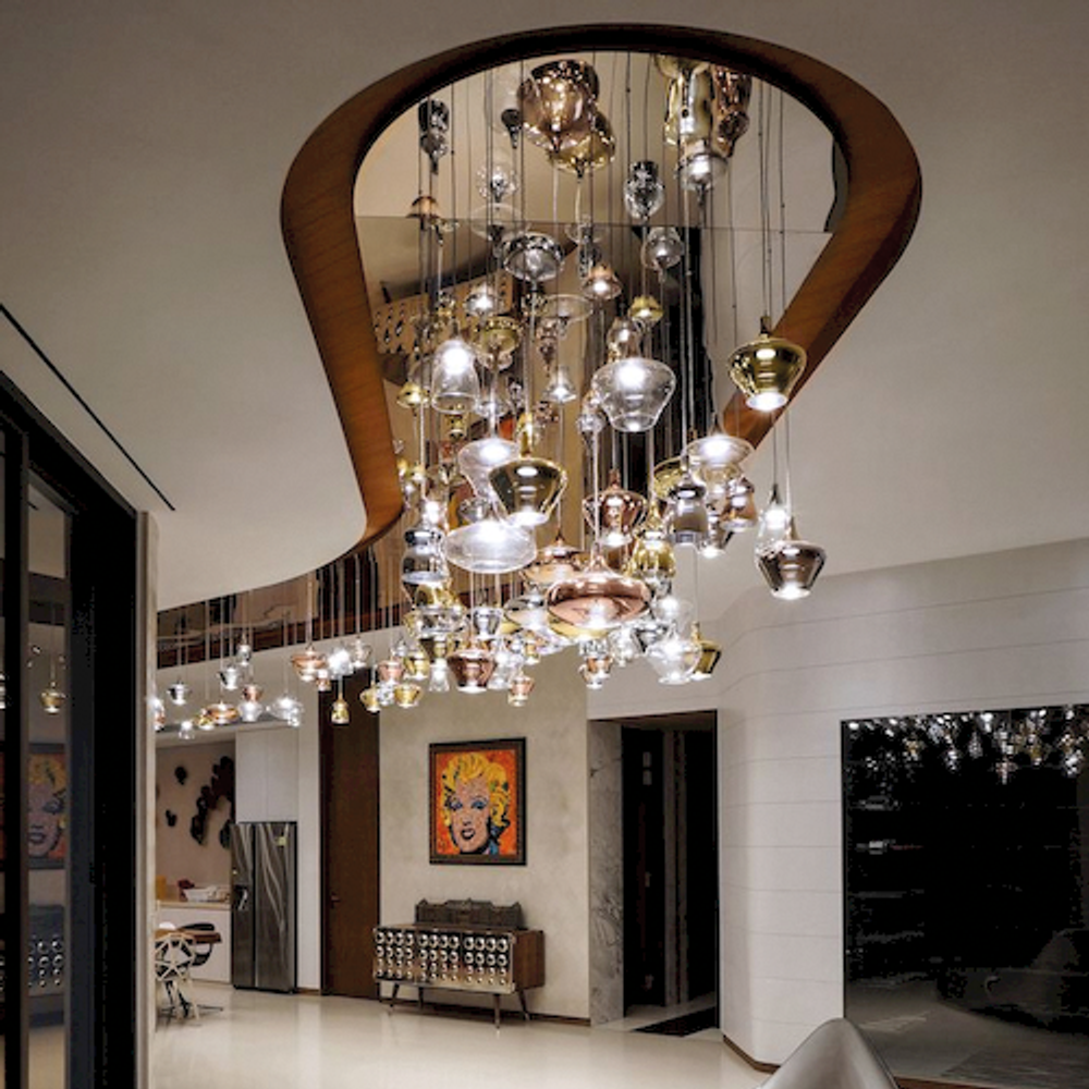 Moderne Pendelleuchte im Retro-Stil mit bunten, mundgeblasenen Glaskugeln, die eine elegante Atmosphäre schaffen.
