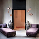 Elegantes Interieur mit Lodes Nostalgia Hängeleuchten, violetten Sofas und dekorativen Vasen.