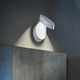 Lodes Pin-Up LED Wandlampe beweglich an einer Wand, strahlt warmes Licht und hat ein organisches Design.
