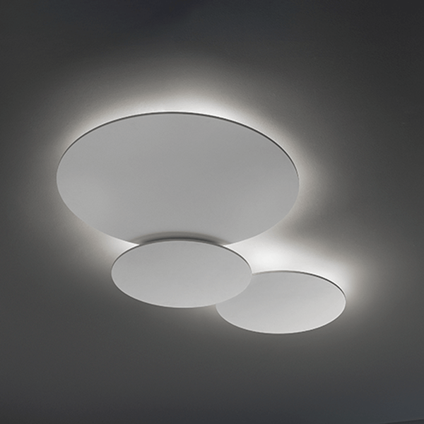 Lodes Puzzle Mega raccord pour lampe murale et plafonnière au design moderne et minimaliste en montage au plafond.