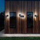 Puzzle Outdoor Wandleuchte an Holzfassade, sorgt für stilvolle Beleuchtung und Atmosphäre im Freien.