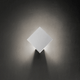 Lodes Puzzle Outdoor Single Square LED Wandlampe an der Wand, erzeugt sanftes Licht und Atmosphäre im Außenbereich.