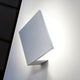 Lodes Puzzle Outdoor Single Square LED Wandlampe an einer Wand, die sanftes Licht abstrahlt.