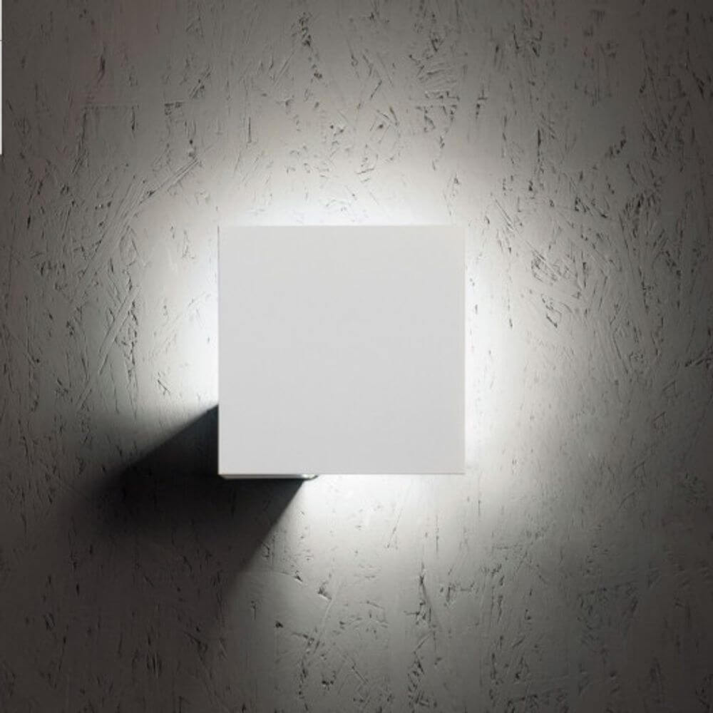 Lodes Puzzle Single Square LED Wand- & Deckenleuchte an einer Wand montiert, strahlendes Licht und klare Geometrie.