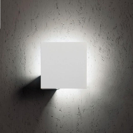 Lodes Puzzle Single Square LED applique murale et plafonnier monté sur un mur, lumière rayonnante et géométrie claire.