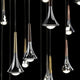 Lodes Rain LED Hängelampe Tropfen in verschiedenen Höhen mit glänzenden Oberflächen und effektiven Lichtquellen.
