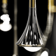 Lodes Rain LED Hängelampe Tropfen in eleganter, geschwungener Form mit metallischer Oberfläche und effizienter Beleuchtung.
