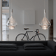 Interior mit modernen Glühbirnen und einem Fahrrad, stilvolles Design in einem hellen Raum.