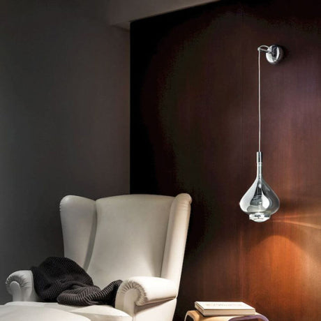 Lodes Sky-Fall Wandhalterung Chrom mit glänzendem Design in modernem Raum, Pendelleuchte stylish angebracht.