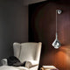 Lodes Sky-Fall Wandhalterung Chrom mit glänzendem Design in modernem Raum, Pendelleuchte stylish angebracht.