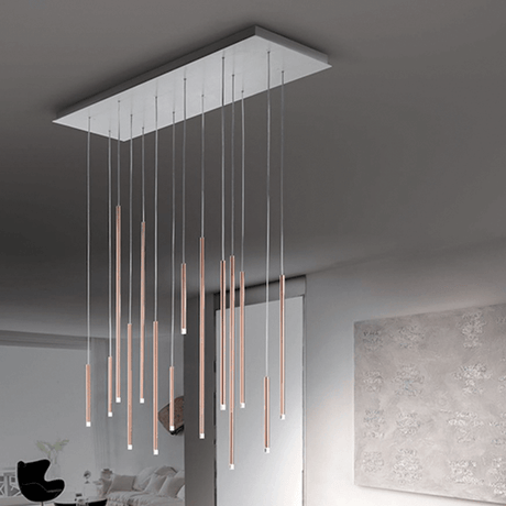 Lodes tilbehør klynge baldakin med moderne hængende lamper i et elegant rumdesign.