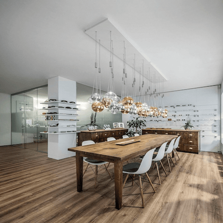 Helles modernes Wohnzimmer mit Lodes Zubehör Cluster Baldachin und Holz-Tisch.