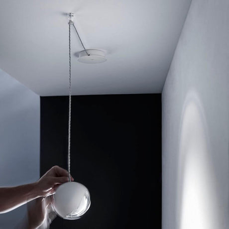 Lodes Zubehör Radial Baldachin mit hängender Lampe und Kabelaufhängung an der Decke.