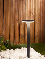 Suite LED Außenwegeleuchte mit modernem Design, ideal für Terrasse oder Einfahrt, sorgt für angenehme Lichtstreuung.