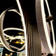 Swarovski Cover for ringlamper: detaljvisning av en moderne pendellampe med svart finish og elegant lysdesign.
