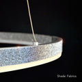 Swarovski Ellipse Pendelleuchte mit glitzerndem Stoffschirm, ideal für stilvolle Beleuchtung im modernen Zuhause.