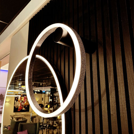 Swarovski Cover für Ring-Leuchten an einer modernen Wand, beleuchtet mit elegantem Licht.