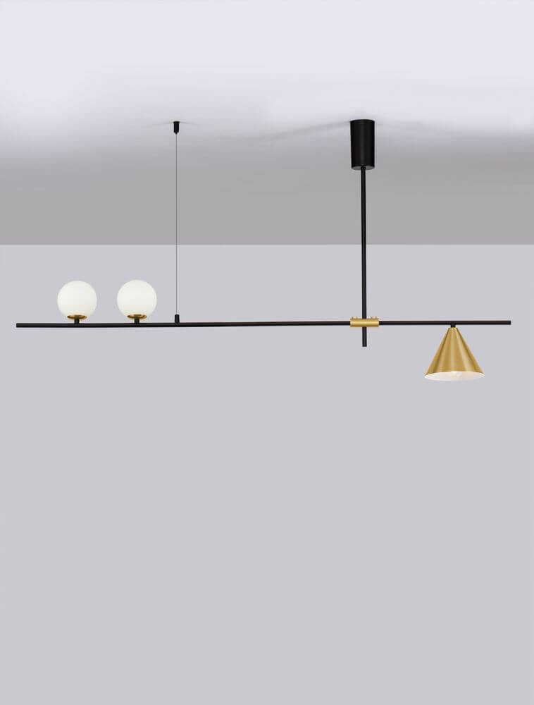 Sway Pendelleuchte Gold, Weiß, Schwarz mit drei Leuchtkörpern aus mundgeblasenem Glas und handgebürstetem Aluminium.