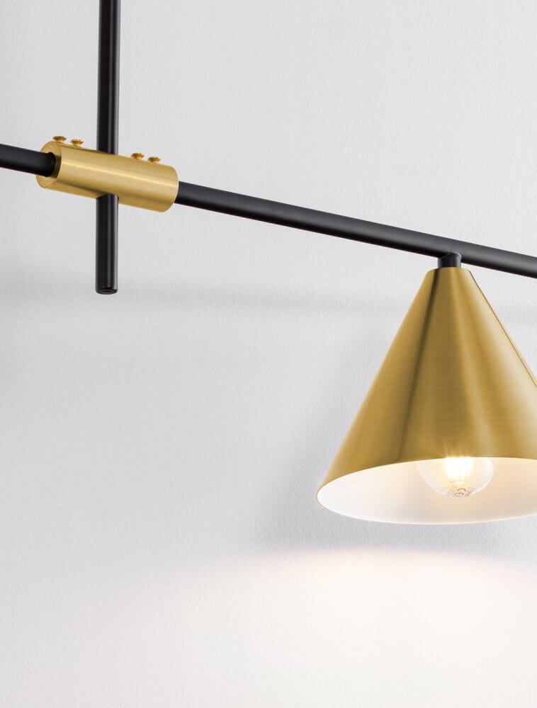 Sway Pendelleuchte Gold, Weiß, Schwarz - design elegante Lampe mit goldener, konischer Schirme und schwarzem Gestell.