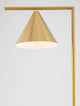 Sway Stehlampe Gold, Weiß mit goldener Kegel-Form und geradlinigem Design als stilvolle Wohnzimmerbeleuchtung.