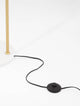 Sway Stehlampe Gold, Weiß mit schwarzem Fußschalter und Kabel auf weißem Untergrund.