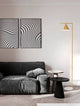 Sway Stehlampe Gold, Weiß in modernem Wohnzimmer mit Kunstwerken und stylischer Möbelkombination.