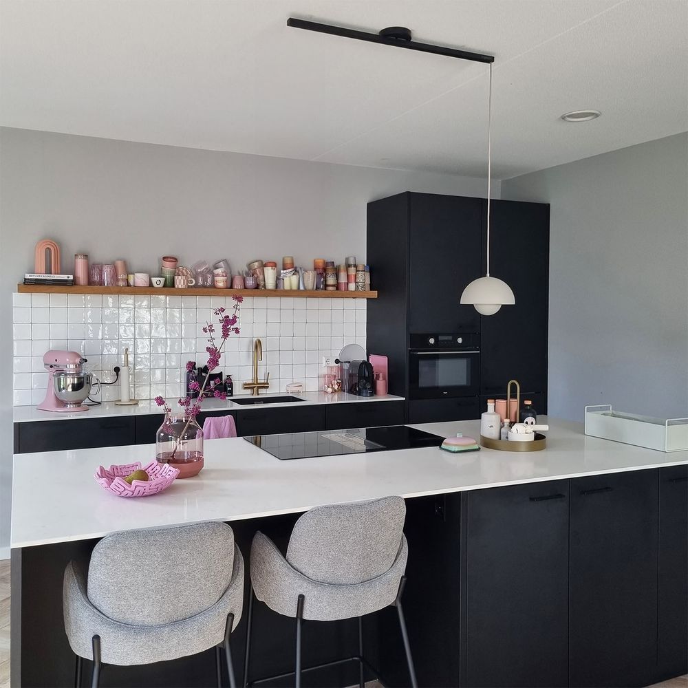 Moderne Küche mit Swing 1 Aufhängesystem 90cm Single für eine Hängelampe und stilvoller Einrichtung.