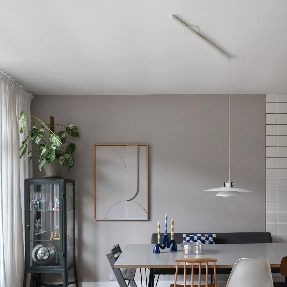 Swing 1 Aufhängesystem 90cm Single für eine Hängelampe in modernem Essbereich mit stilvoller Beleuchtung.