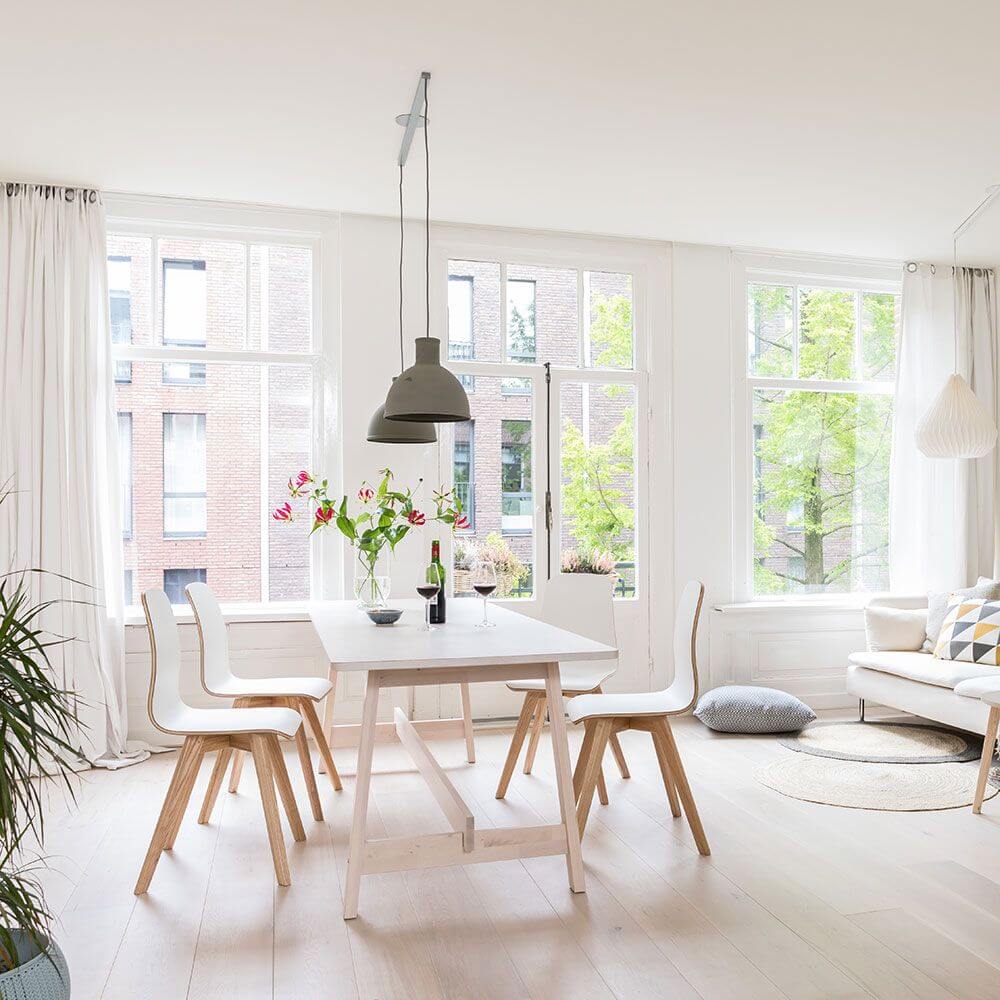 Helles Esszimmer mit Swing 2 Aufhängesystem 110cm Twin für zwei Hängeleuchten über dem Tisch.