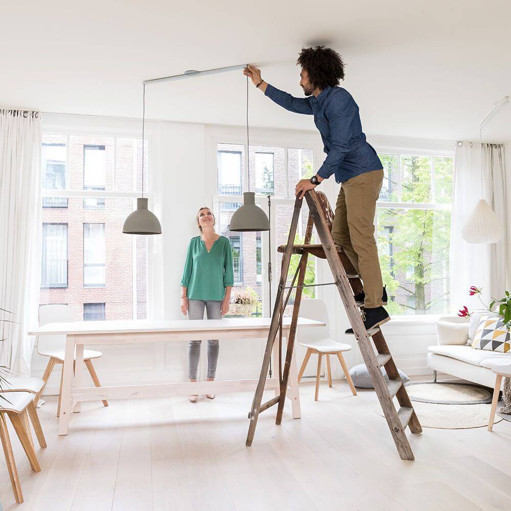 Swing 2 Aufhängesystem 110cm Twin für zwei Hängeleuchten im Einsatz bei der Installation.