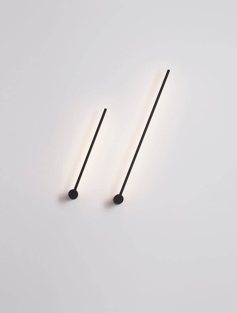 Synthesi LED Wandleuchte H 90cm 3000K in schwarzer Oberfläche mit neutralweißem Licht.