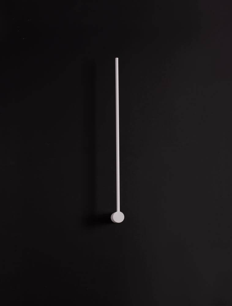 Synthesi LED Wandleuchte H 90cm 3000K in modernem Design mit schwarzem Hintergrund.