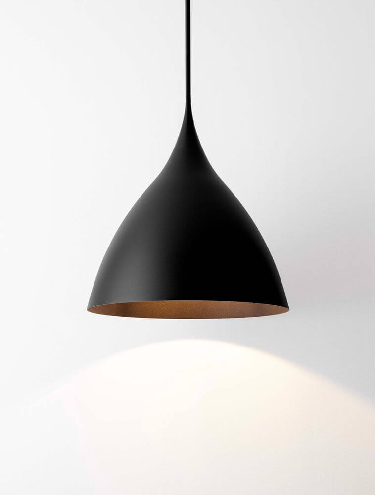 Syntopia Pendelleuchte E27 Ø 46cm in modernem Design mit schwarzem Gehäuse und goldenem Innenteil.