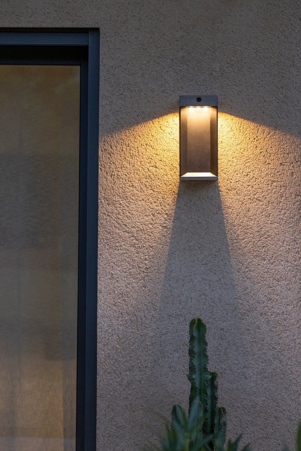 Les Jardins LED-aurinkoseinävalaisin Teckalu teakpuusta 