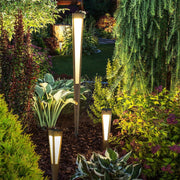 Solar-Fackel Tecka Tuarek H 120cm aus Teakholz mit warmweißem Licht im Garten zwischen Pflanzen
