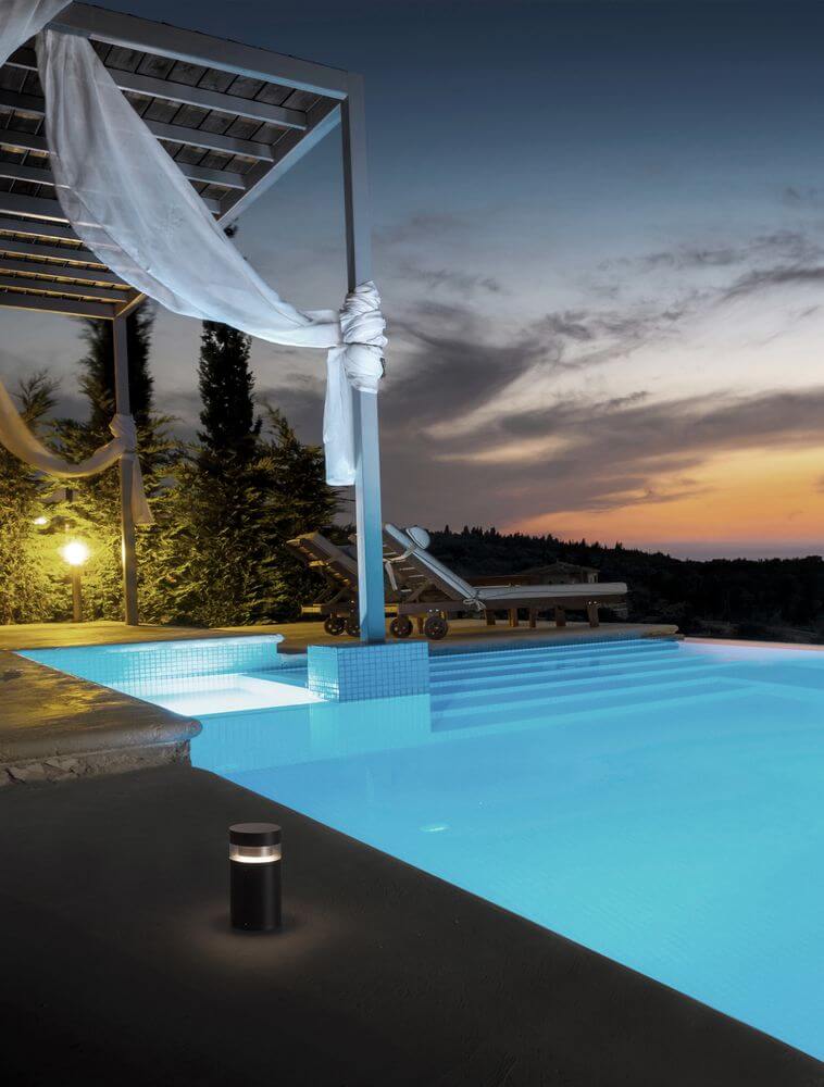Tala LED Außensockelleuchte Lichtauslass Geschlossen 3000K Schwarz IP54 bei Nacht am Pool.