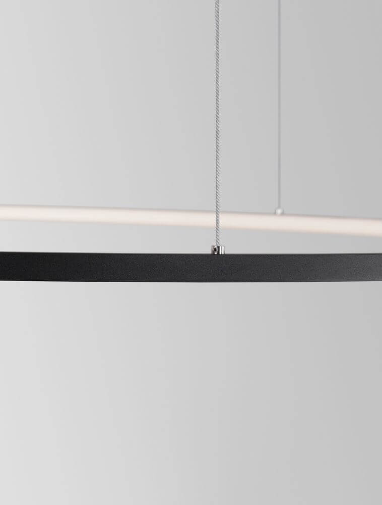 Schwarze LED-Pendelleuchte Tarquin Ø 100cm mit dimmbarem Licht, ideal für verschiedene Einrichtungsstile.