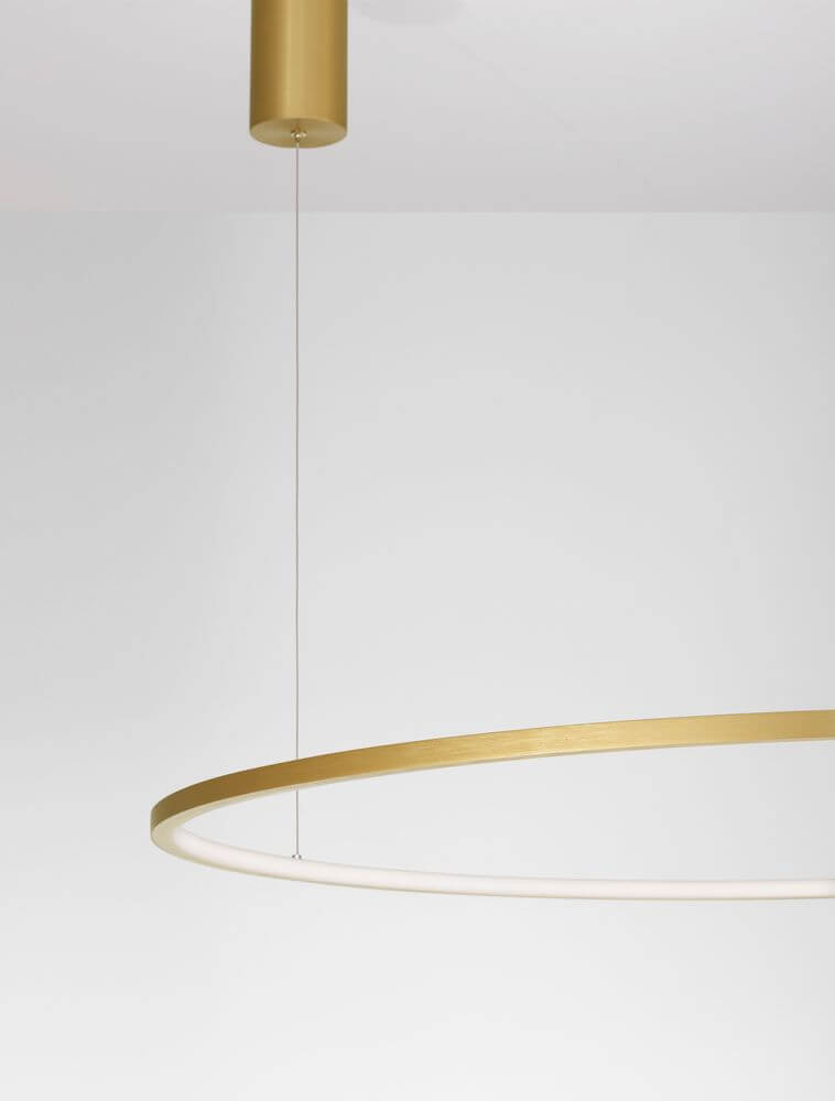 Elegante Tarquin LED Pendelleuchte mit goldener Aufhängung, die stimmungsvolles Licht bietet.