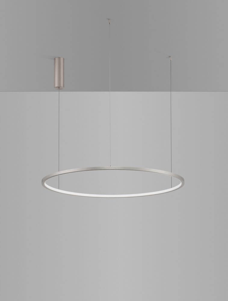 Tarquin LED Pendelleuchte Ø 80cm 3000K zeigt modernes, filigranes Design in einem minimalistischen Raum.