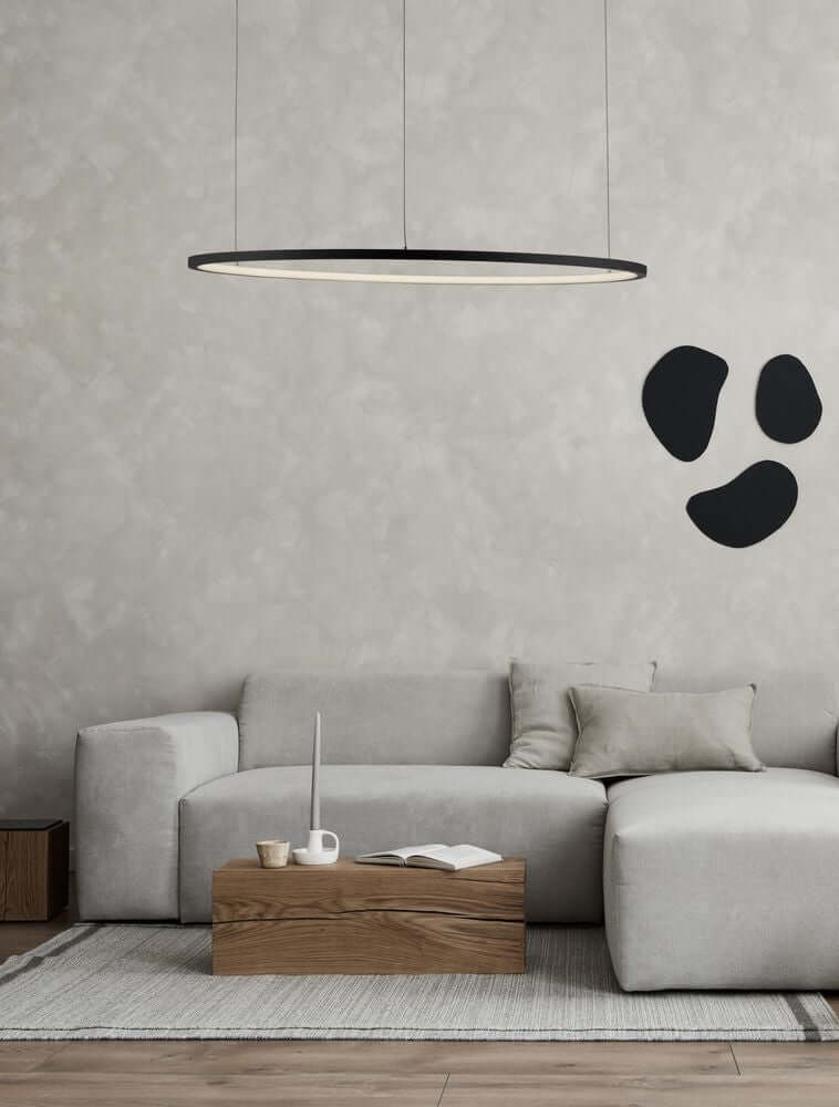 Tarquin LED Pendelleuchte Ø 80cm 3000K in modernem Wohnraum über Sofa und Tisch.