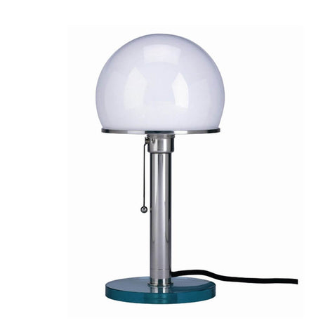 Tecnolumen Bauhaus-bordlampe WG25GL Wilhelm Wagenfeld metall på et bord med glassdiffusor.