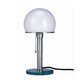 Tecnolumen Bauhaus-Tischlampe WG25GL Wilhelm Wagenfeld Metall auf einem Tisch mit gläsernem Diffusor.